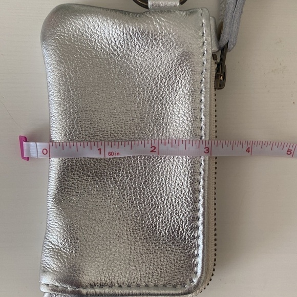 Jilly Designs Zip Around Wallet Pouch Wristlet Silver Metallic / Antique Brass - Picture 10 of 14